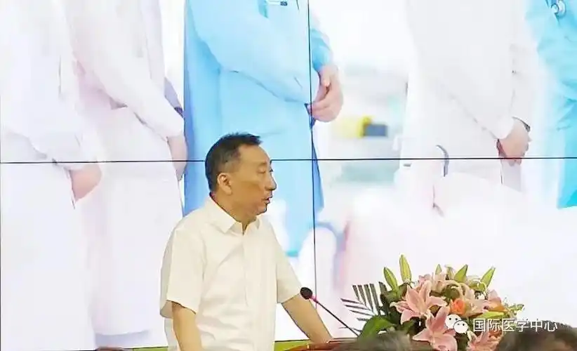 史今,副总裁孙文国,副总裁兼董事会秘书丁震,西安国际医学中心执行