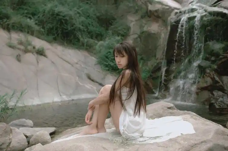 河边少女水中嬉戏小性感写真下载,美女写真