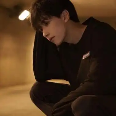 男生头像伤感霸气侧脸头像寂寞的受伤给我的痛也轻微