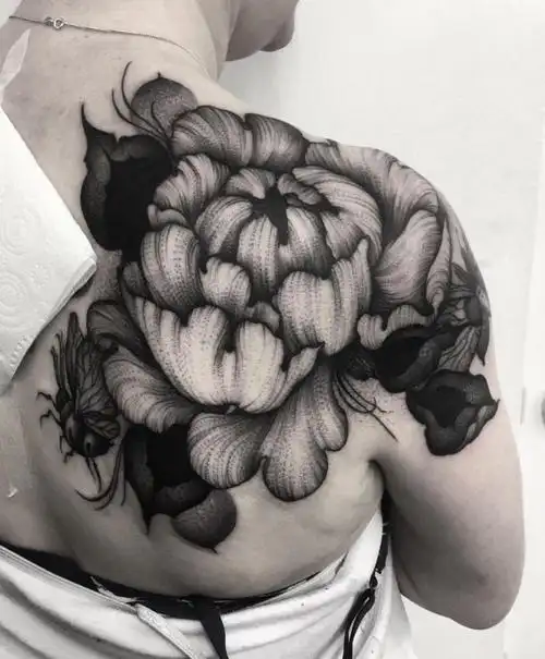 后背肩胛黑灰牡丹纹身图案