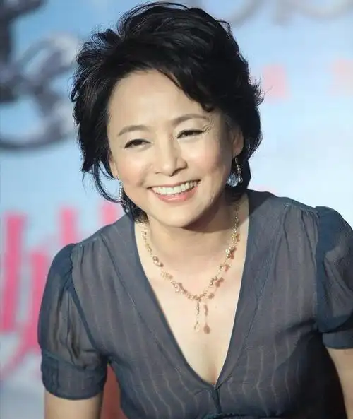 演员张瑜66岁没有孩子离婚至今看到前夫还是会忍不住心动