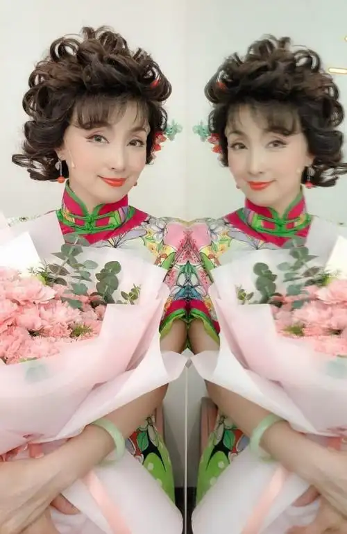 陶虹穿花旗袍秒变"包租婆" 难掩事业女人的气质,自信又迷人!