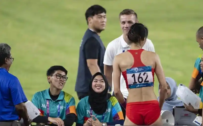 中国撑杆跳女神赛场给裁判发糖 谢他们陪伴自己夺冠_李玲