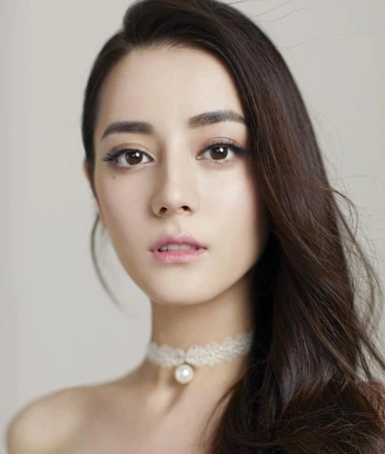 然而其实她的眼睛比较小,五官也比较小巧,脸型偏瘦,并不适合太宽的双