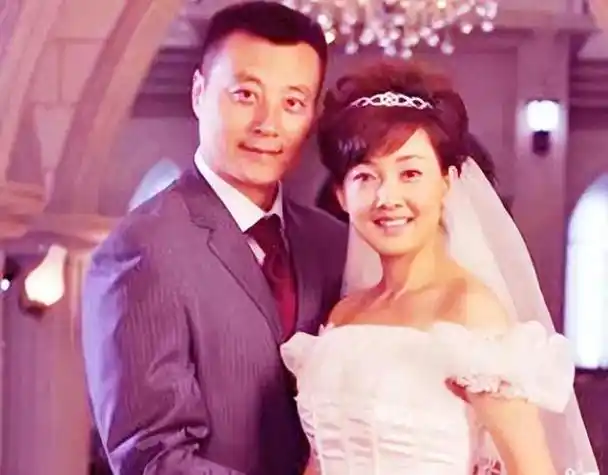 62岁蔡明上综艺,脸僵硬像变了个人