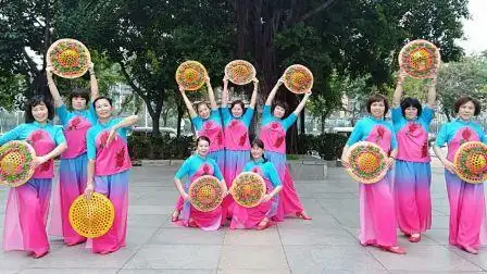 番禺市桥西园广场舞《水墨漓江美》唯美斗笠舞11人队形版