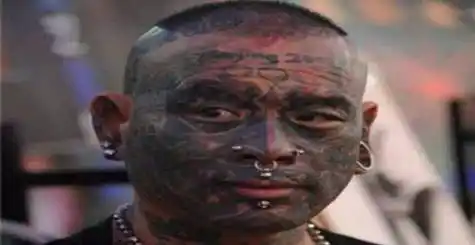 原创中国纹身第一人曾吓哭小女孩身份证难换父母也不愿再见他