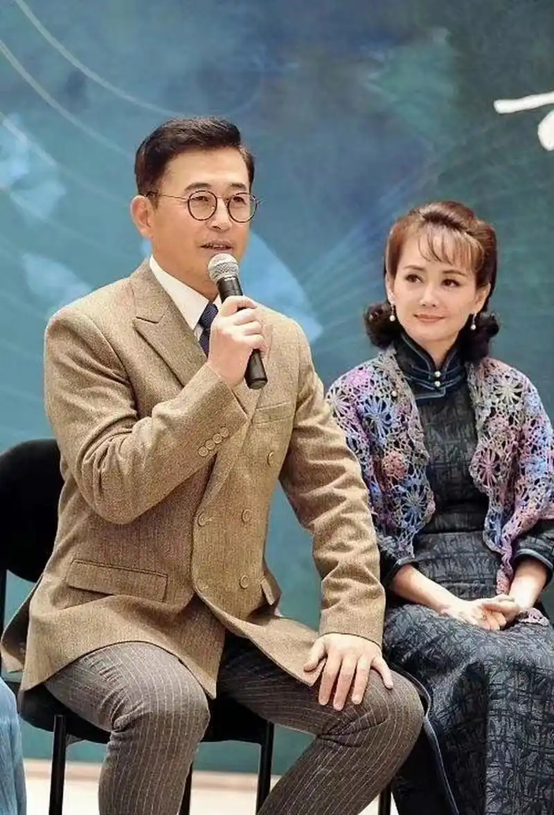 王志文与妻子同框