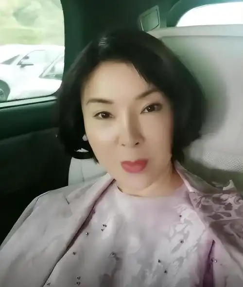 55岁陈红近况曝光!见妹妹头皮肤紧绷,眼角都快飞到太阳穴了