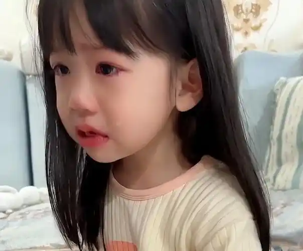 福建一小女孩被蚊子叮又痛又痒哭得梨花带泪的样子惹网友心疼了