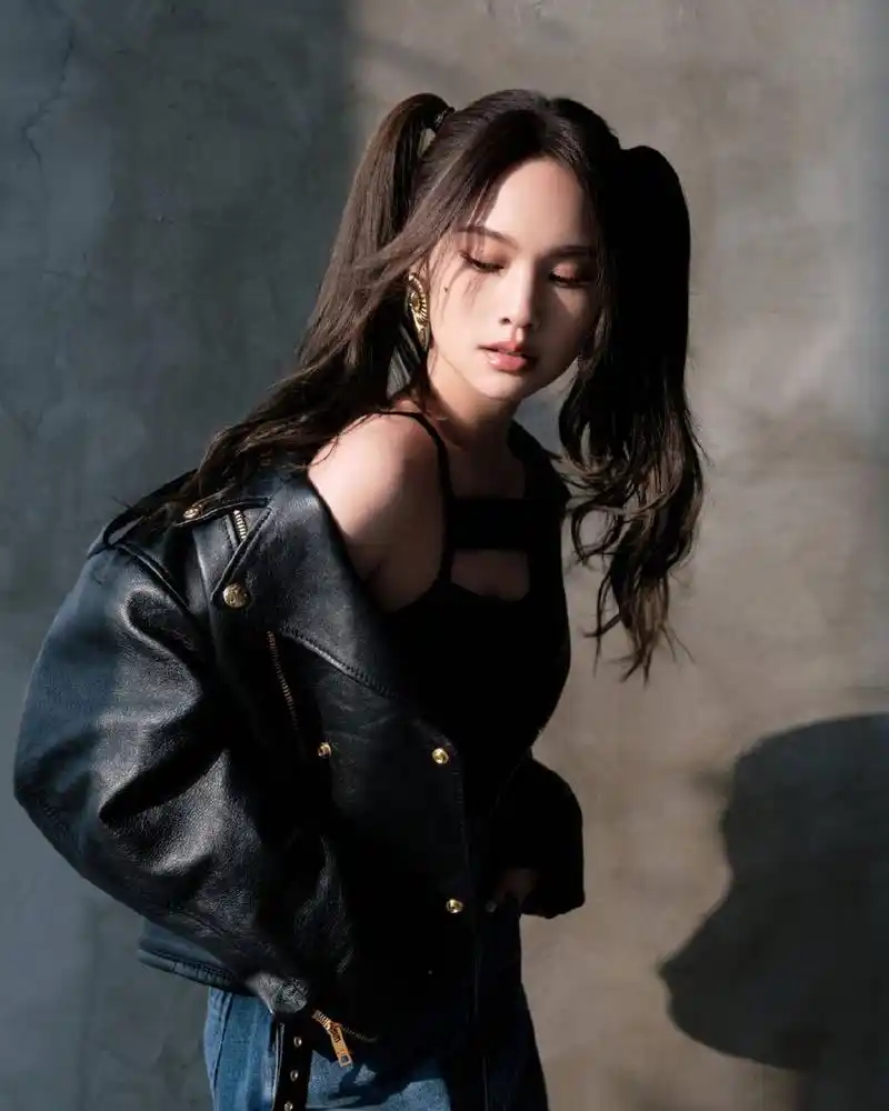 在杨丞琳的穿搭中,经常可以看到她甜美可爱的双马尾,这是她的一个