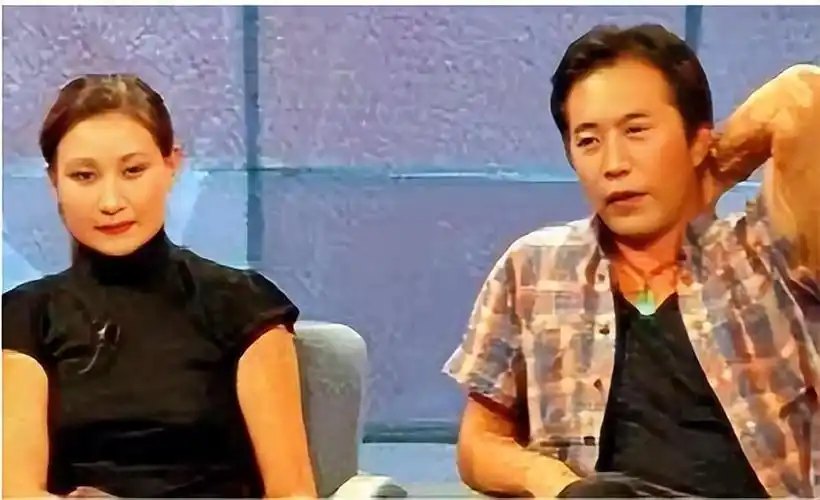 回顾演员郑晓宁49岁再婚娶娇妻50岁当爸爸不敢认老努力赚钱