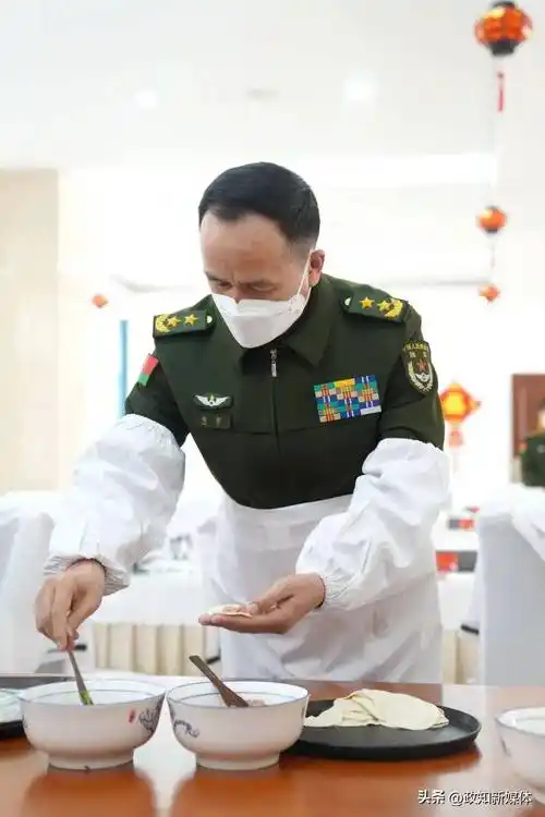 在西部战区陆军机关营区里,战区陆军党委首长和机关干部自发来到食堂