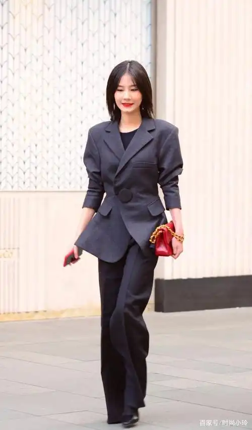 时尚女生穿西装搭配服饰,潇洒英俊,又不失个性,精致又有型