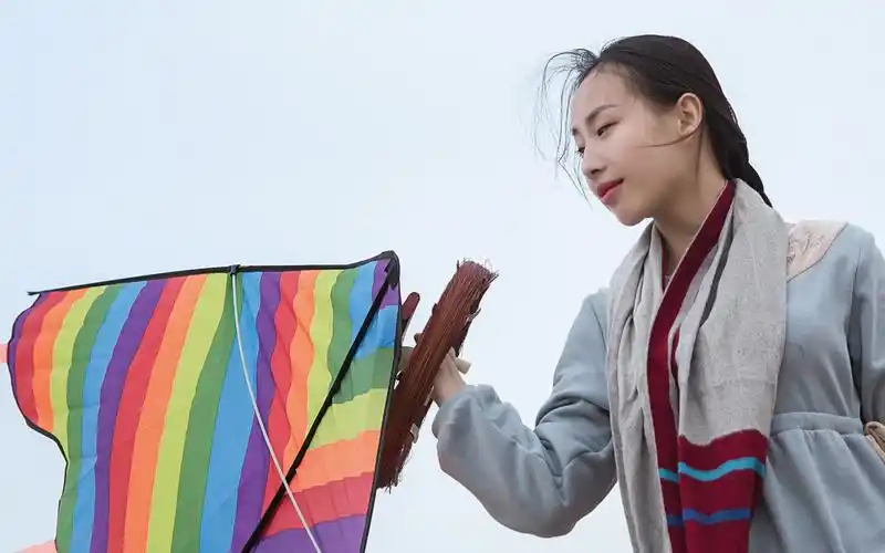 放风筝的清纯气质少女