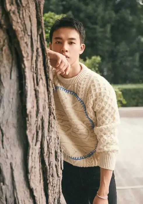 因《红海行动》成名,和周冬雨合作过三次,他还曾是刘诗诗同学_尹昉