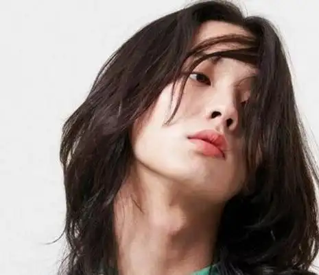 他的文艺范长发卷发都设计成了中分式刘海的,这样的男生长发发型显得