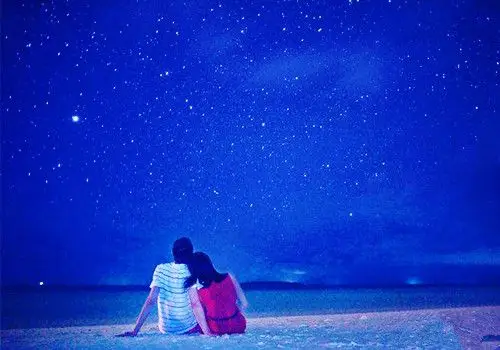 梦幻星空唯美情侣图片_星空下的浪漫