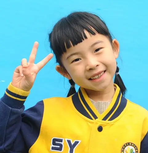 幸福墙上的笑脸照片