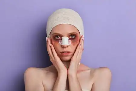 绝望的女孩,脸上缠着绷带,黑眼睛看着镜头照片