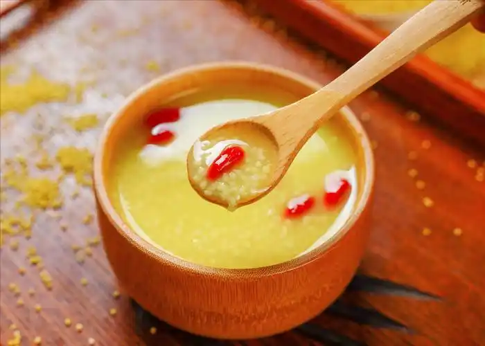 小米粥的做法和功效 冬季是喝小米粥的季节,早起一碗粥暖身又暖胃!