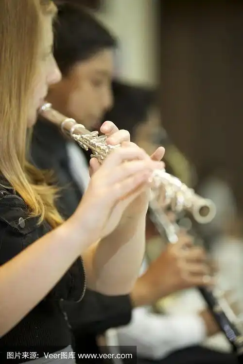 小女孩在乐队里吹长笛.