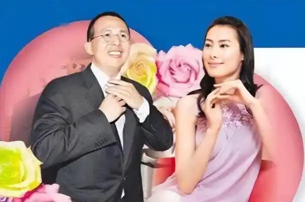 有传言说梁洛施在李泽楷之前跟陈辉阳在一起过,陈辉阳比她大21岁,所以