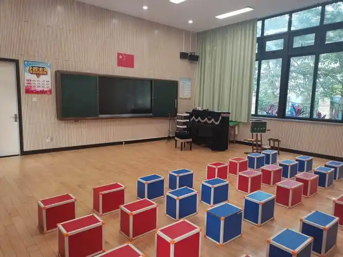 厅,学校教导处温主任为我们分享了了环湖小学东校区信息化管理的经验