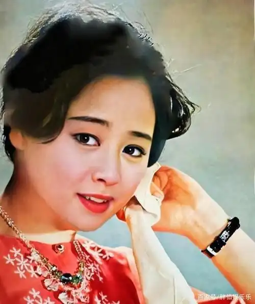 80年代初期,一部风景抒情片《庐山恋》让演员张瑜成为火遍全国的一线