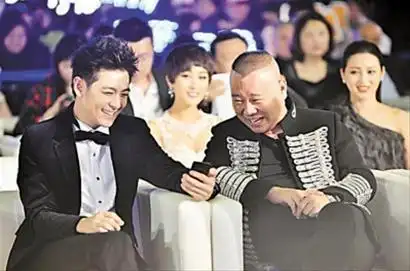 林志颖郭德纲现场玩起自拍