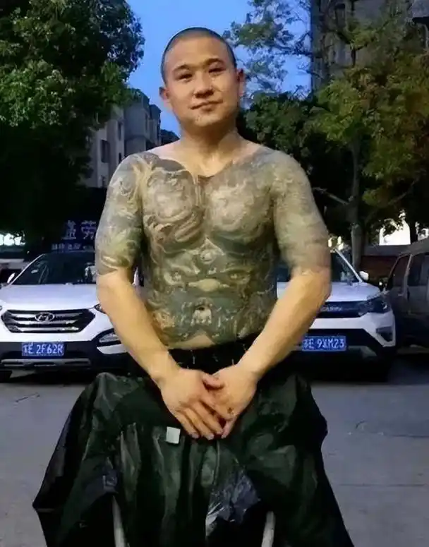 满身刺青的"社会人",被老实人追砍,倒地后才知他是昆山龙哥