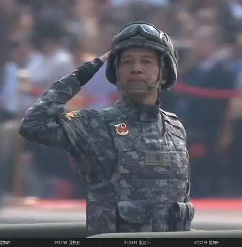 无论是竖版的还是横版的,实际上在礼服上很好看,但是用在作训服上则并