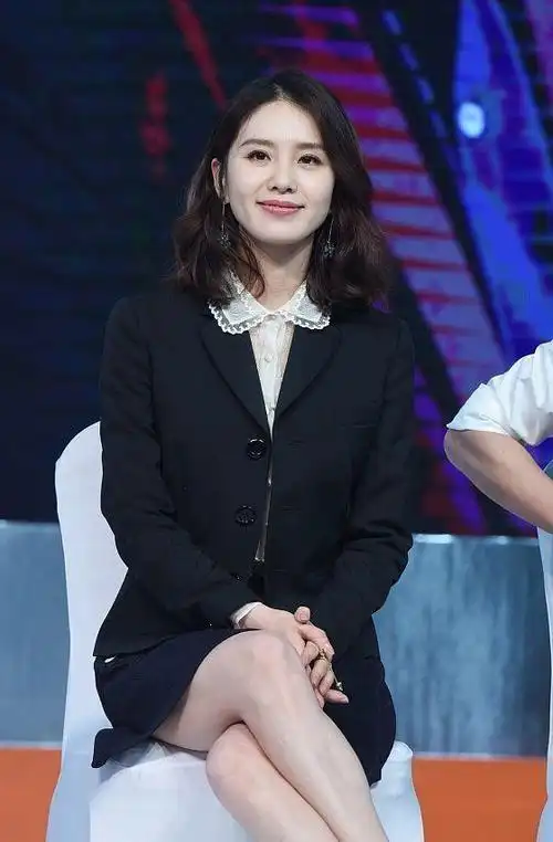 刘诗诗真有商务精英范儿身穿职业装温柔卷发也有气场