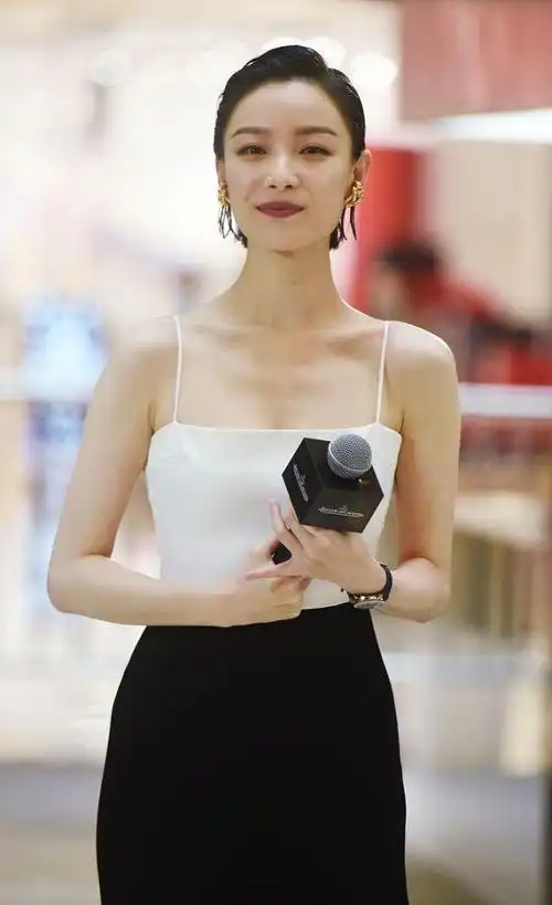 倪妮身材真丰满穿低胸裙露到了肚子35岁依旧韵味十足