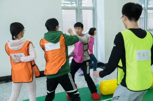 激烈的撕名牌活动