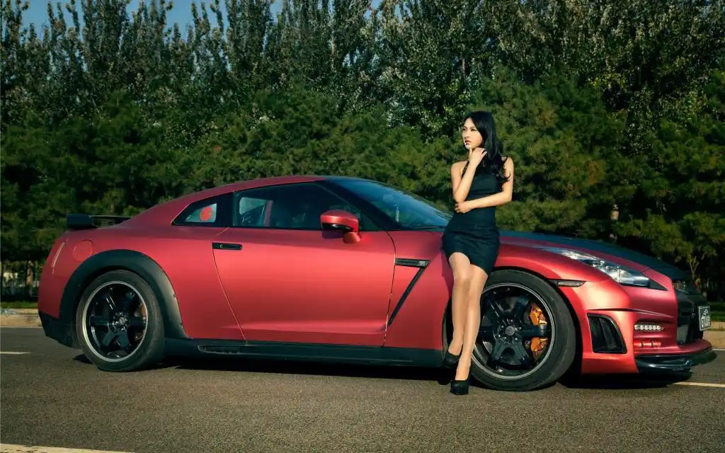 性感美女车模战神gt-r