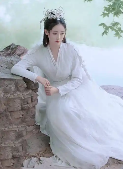 祝绪丹化身幻境小仙女,纯净无暇的白衣和她的长相真的很搭配,穿古装
