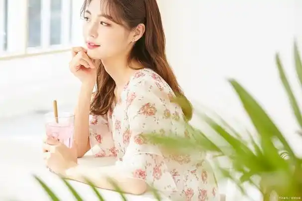 我扮成温柔淑女追到男神,也因此和他分手,他却成了我的顶头上司