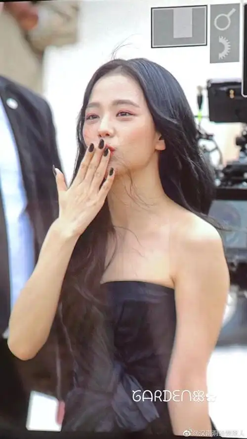 今日亮相巴黎时装周看秀的blackpink金智秀,黑色一字肩礼服裙端庄优雅