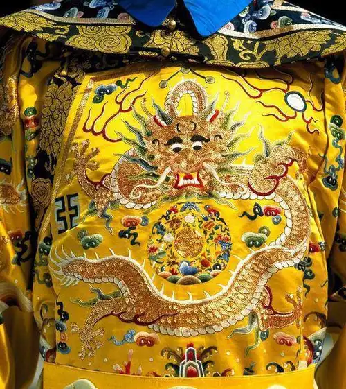 原创大妈带皇帝龙袍鉴宝专家嘲笑无知鉴定后却是无价之宝