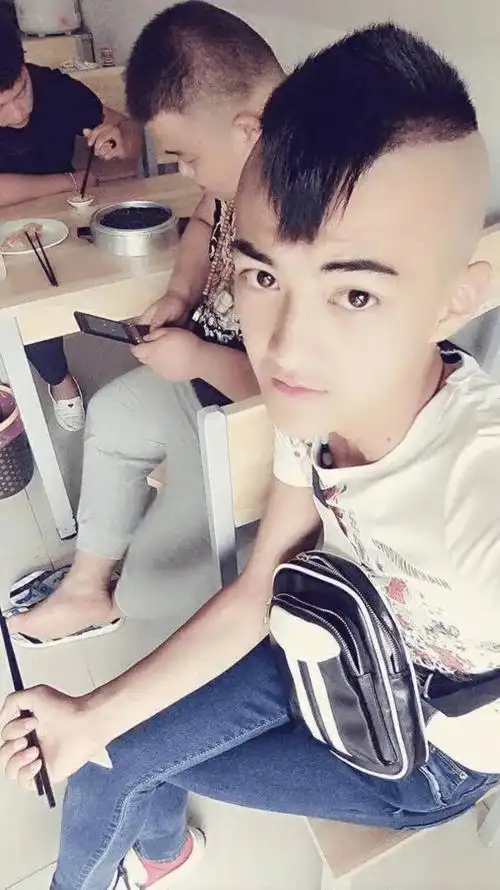 走路一晃带三颠,社会小伙你靠边.