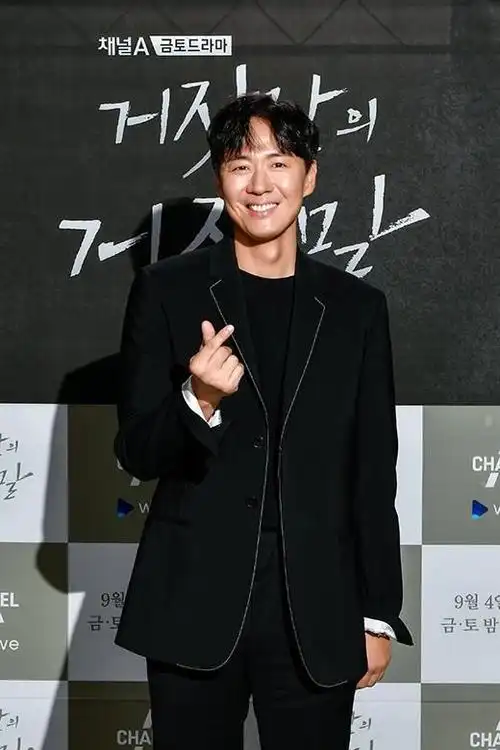 韩佳人老公延正勋出席发布会 新剧合作李宥利