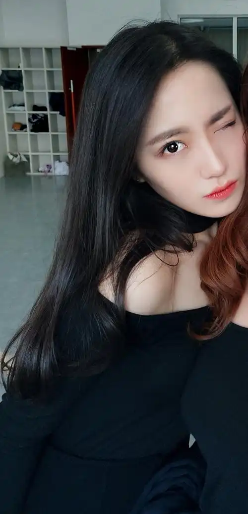 品品王艺瑾黑长直造型救命啊