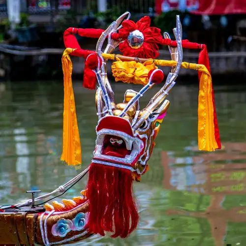 2019年,顺德蓉桂色彩斑斓夜龙舟.