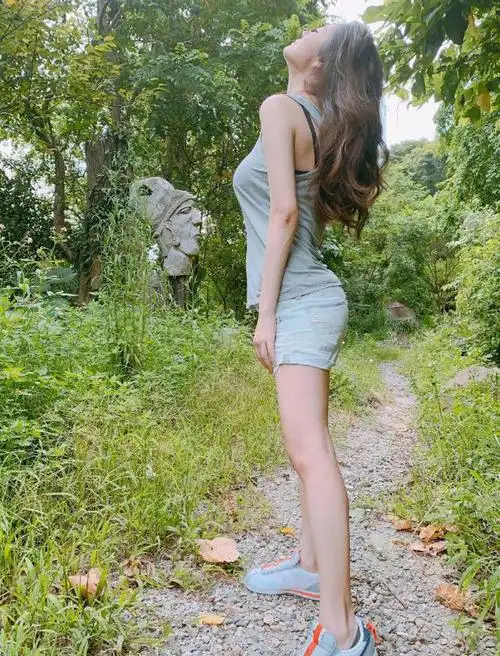 安以轩产后首晒全身照四肢纤细宛如少女皮肤状态更是好到爆