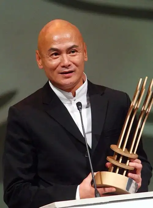 67岁刘家辉被曝回tvb参观路遇熟人激动落泪瘫痪后长居养老院