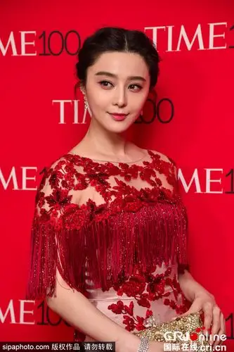 范冰冰亮相时代周刊百人晚宴红色刺绣礼服尽显古典美