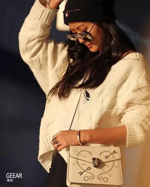 对时尚产业相当热衷的孙芸芸自然成为了自家公司的活招牌,不只是打扮