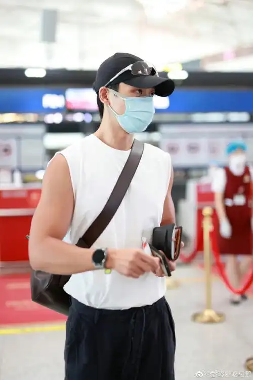 魏晨最新机场饭拍##魏晨身材好绝
