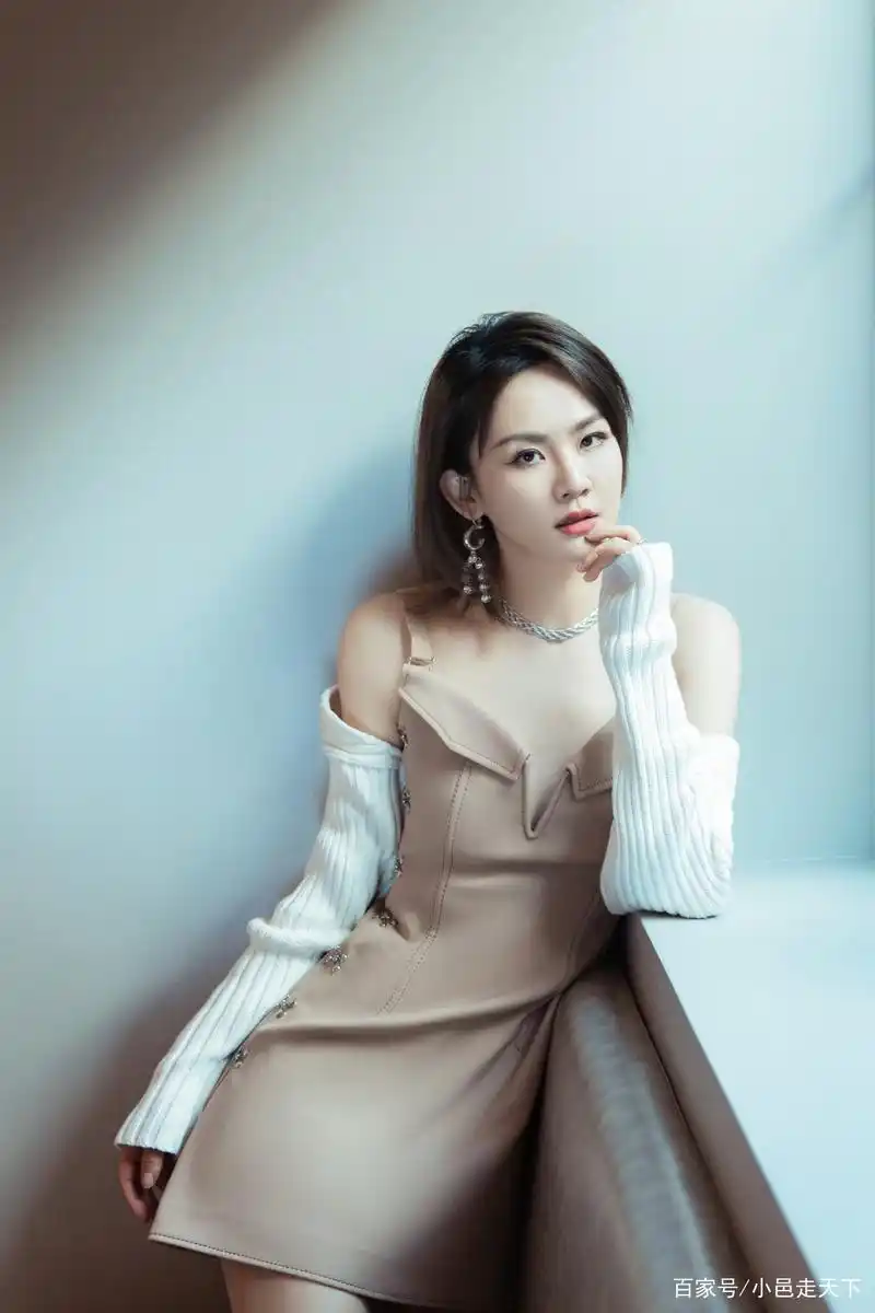 陈梓童抹胸连衣裙大长腿写真